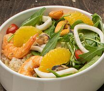 Салат с морепродуктами и соусом манго-маракуйя