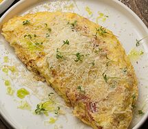 Омлет с беконом и сыром