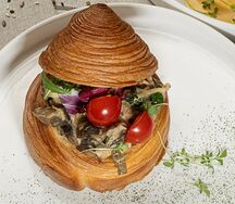 Круассан с рваной свининой и грибами