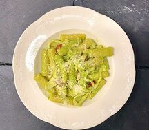 Паста Пенне со шпинатом, кальмаром и томатами черри