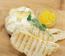 Запеченный сыр камамбер с апельсиновым соусом и чиабаттой