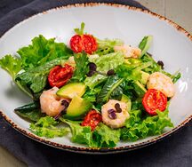 Салат с тигровыми креветками и соусом юдзу