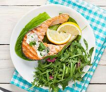 Стейк из семги с рукколой, томатом черри и сливочным соусом