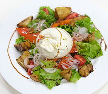 Салат с бурратой и хрустящими баклажанами