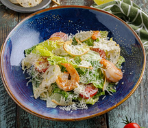 Салат Цезарь с тигровыми креветками