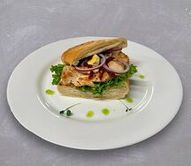 Фитнес-сэндвич с филе куриной грудки, перепелиным яйцом и вялеными томатами