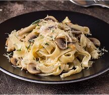 Паста сливочная с курицей и грибами