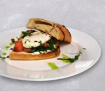 Тосканский тост с семгой малой соли, творожным сыром и яйцом пашот