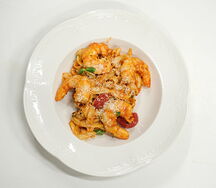 Паста с томатным соусом Арабьята и тигровыми креветками