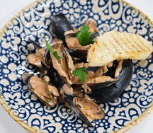 Мидии в томатно-сливочном соусе с хрустящей чиабаттой