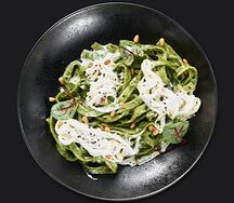 Паста с вялеными томатами, соусом песто и сыром страчателла