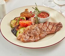 Стейк Стриплойн с овощами гриль