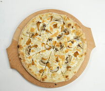 Пицца классическая с лисичками и шампиньонами