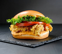 Бургер с курицей в хрустящей панировке и салатом Коул Слоу