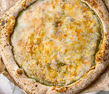 Пицца Сулугуни с печеным чесноком