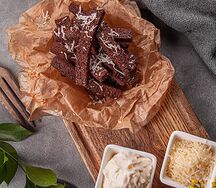 Гренки чесночные с соусом и сыром Пармезан