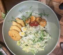 Салат Цезарь с креветками