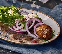 Сельдь с печеным картофелем