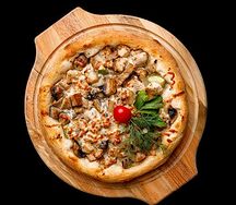 Горячая мясная тарелка в хлебе с курицей и индейкой