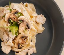 Феттуччине с куриным филе и шампиньонами