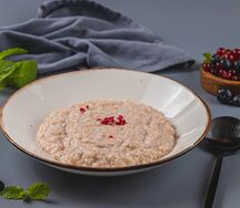 Каша пшеничная с малиной