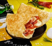 Чебурек с охотничьими колбасками и омлетом