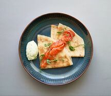 Блины с пряным сыром и форелью