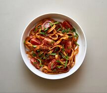 Паста с томатным соусом и рваной говядиной По-флотски