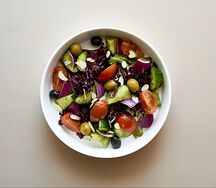 Овощной салат с соусом песто
