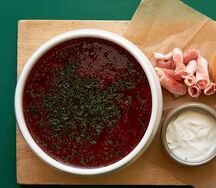 Борщ с помпушками, салом и сметаной