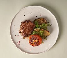Говядина с овощами и домашним базиликовым майонезом