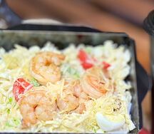 Салат Цезарь с креветками