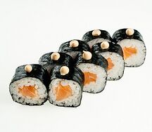 Маки с копченым лососем спайс