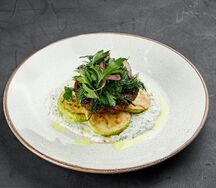 Бифштекс из говядины с мясным соусом и жареным цукини