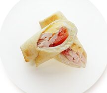 Горячий Суаррито с копченой курицей и ананасами