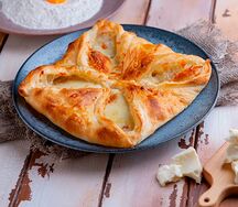 Хачапури из слоеного теста