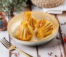 Сет жареный из трех хинкали с беконом, пармезаном и соусом бешамель