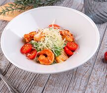 Салат Цезарь с креветками