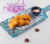 Куриные наггетсы с сырным соусом