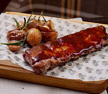 Ребра свиные с картофелем и розмарином