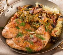 Цыплёнок с острой сальсой, пюре и грибами