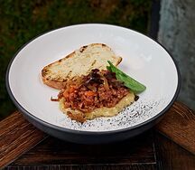 Тартар из говядины с домашним майонезом и древесными грибами