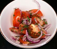 Салат из помидоров с луком и зеленью