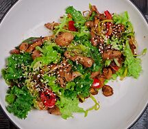 Теплый салат с курицей и вешенками