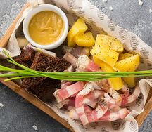 Сало с гренками и горчицей