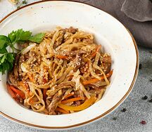 Жареная Wok лапша удон с говядиной