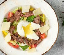 Салат тёплый с говядиной и яйцом пашот