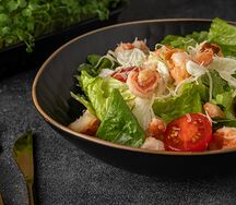 Салат Цезарь с креветками