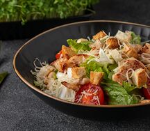 Салат Цезарь с курицей