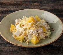 Салат с курицей и ананасом